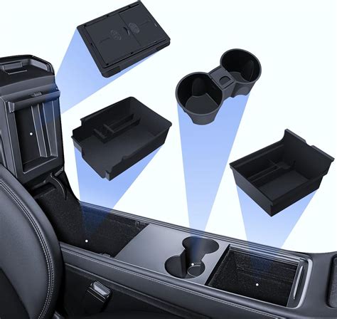 Illustrazione della rimozione del portabicchieri dalla console centrale