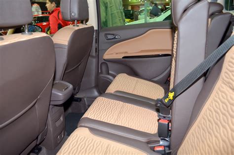 Interno di una Opel Zafira Tourer con focus sulla plancia e sul volante