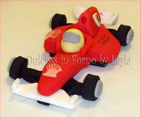 Base e inizio abitacolo della Ferrari F1 in pasta di zucchero