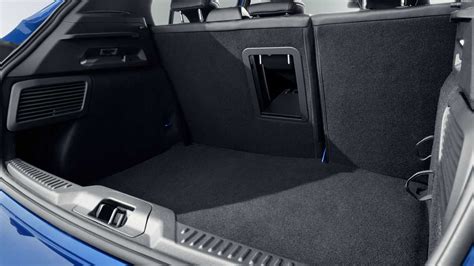 Ford Focus Ghia con tappeto bagagliaio installato