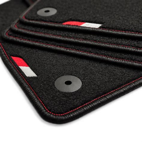 Vari modelli di tappetini per diverse versioni di Ford Focus