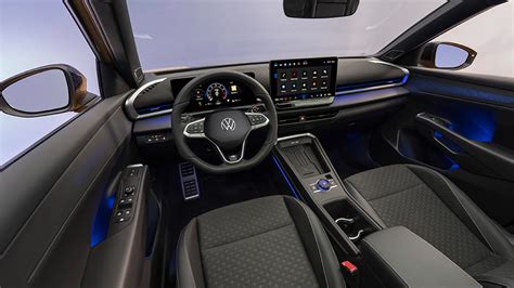 Interno di una Volkswagen Up con schermo infotainment attivo