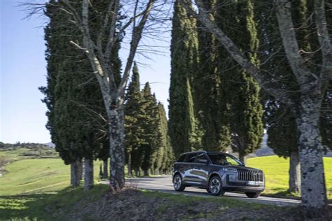 SUV imponenti su strada panoramica