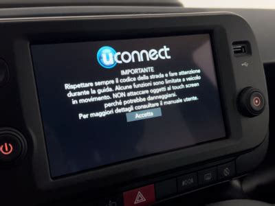 Schermata dell'app Uconnect sul display dell'auto