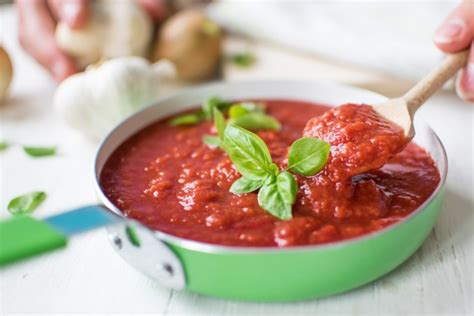 Preparazione del sugo al pomodoro