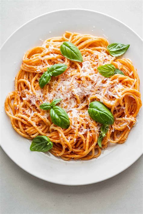 Pasta al pomodoro e mascarpone impiattata