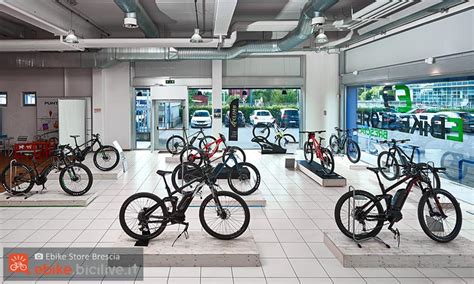 Esposizione di biciclette e motocicli in un concessionario
