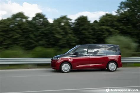 Volkswagen Multivan su strada al tramonto