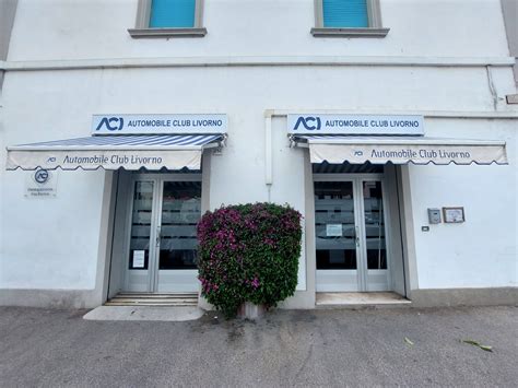 Delegazione ACI con personale che assiste un cliente