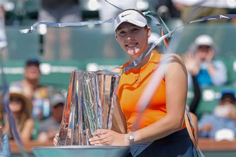 Mirra Andreeva solleva il trofeo di Indian Wells