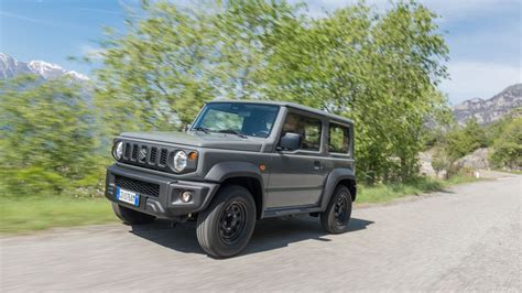 Suzuki Jimny Pro autocarro N1 in fuoristrada