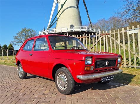 installazione artistica che ritrae una Fiat 127 Special in un contesto architettonico moderno