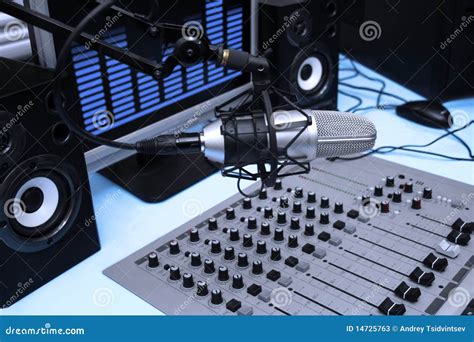 Microfono radiofonico e schermo televisivo