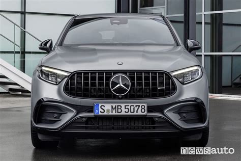 Vista frontale della Mercedes GLC Coupé AMG con il distintivo radiatore specifico AMG