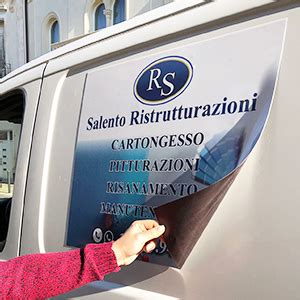 Adesivi magnetici personalizzati su un'auto