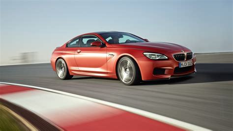 Interni di una BMW M6 Coupé, mostrando il cruscotto e il cambio SMG