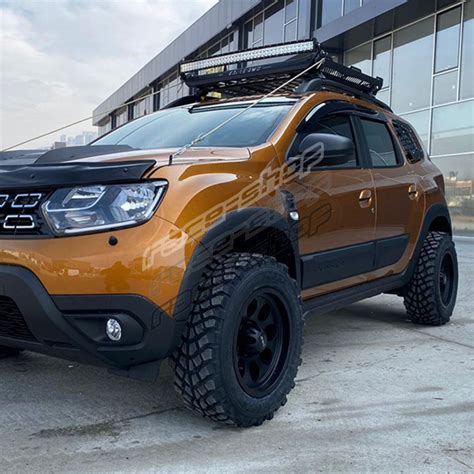Dacia Duster in ambiente off-road con accessori protettivi