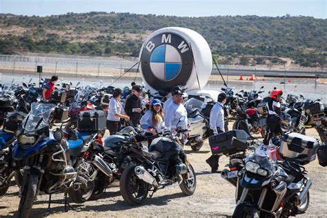 Motociclisti in gruppo che partecipano a un evento BMW Motorrad