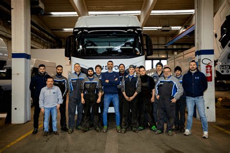 un team di tecnici in officina che lavora su una Volkswagen con strumentazione originale