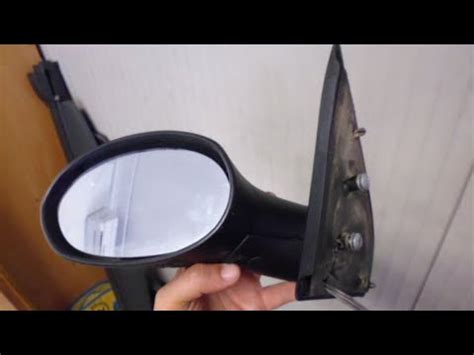 Specchietto retrovisore esterno danneggiato