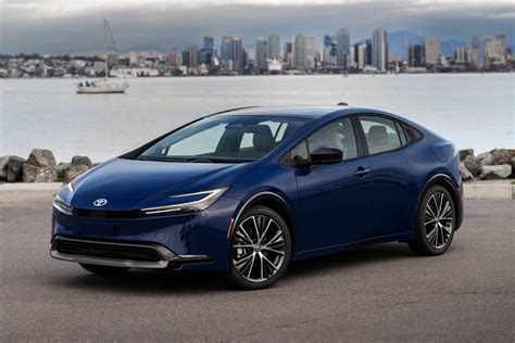 Toyota Prius di diverse generazioni in un ambiente urbano