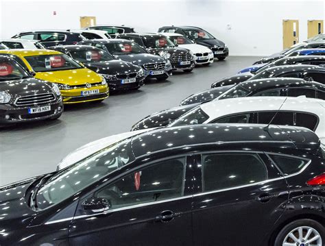 Famiglia che osserva diverse auto usate