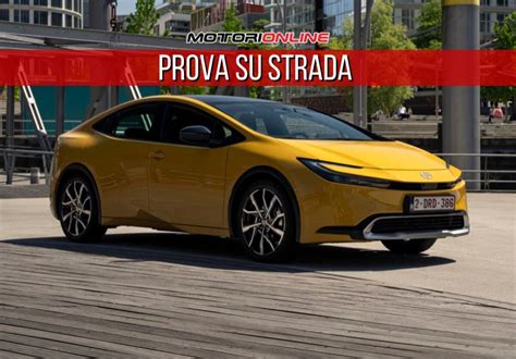 Toyota Prius Plug-in 2023 in movimento su strada