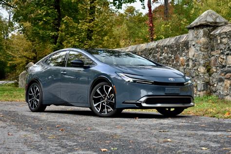 Dettaglio della parte posteriore della nuova Toyota Prius Plug-in con fari a LED