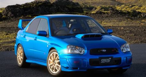 Subaru Impreza WRX blu in movimento su strada