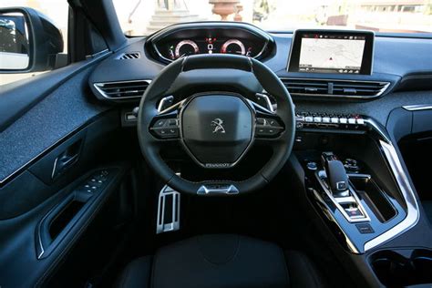 Interni dell'abitacolo della Peugeot 3008 con i-Cockpit
