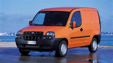 Vista frontale di un Fiat Doblò prima serie con evidenza del paraurti anteriore