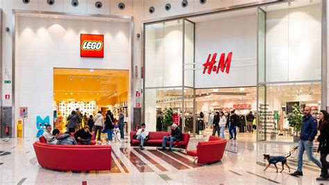 Disegno di un centro commerciale moderno con negozi e aree pedonali