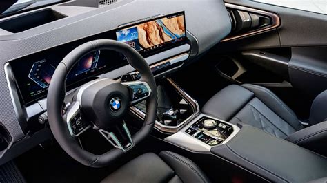 Interni BMW X3 con display curvo