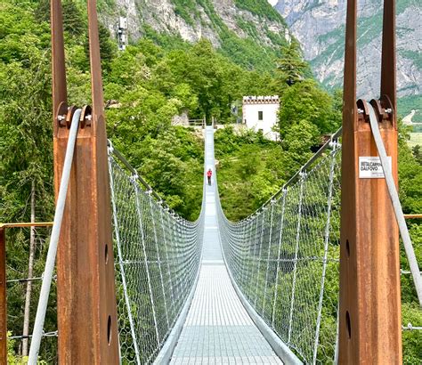 Immagine di un complesso ponte sospeso moderno, simbolo dell'ingegneria civile