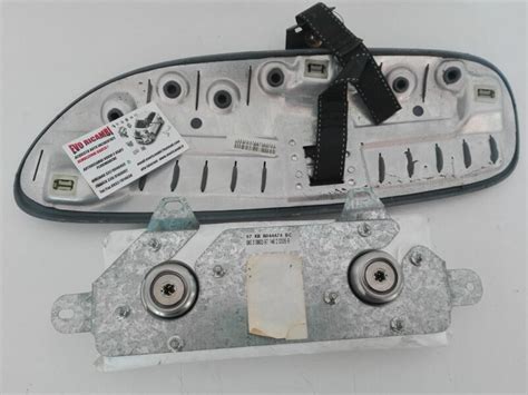 Dettaglio di un coperchio airbag passeggero con fermi visibili