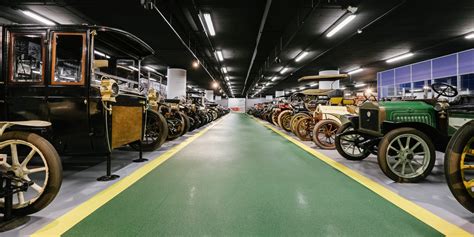 Interno del Museo dell'Automobile Volkswagen con esposizione di veicoli storici