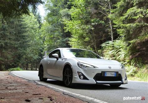 Toyota GT86 su strada di montagna