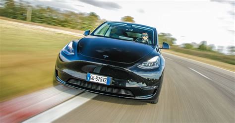Autonomia e consumi Tesla Model Y