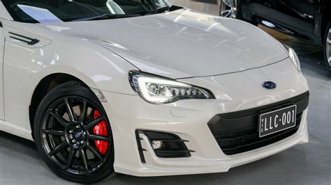 Vista frontale di una Subaru BRZ MY17 in un contesto urbano dinamico