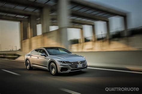 Volkswagen Passat BiTDI in movimento su strada