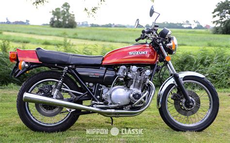 Suzuki GS 750 d'epoca in primo piano