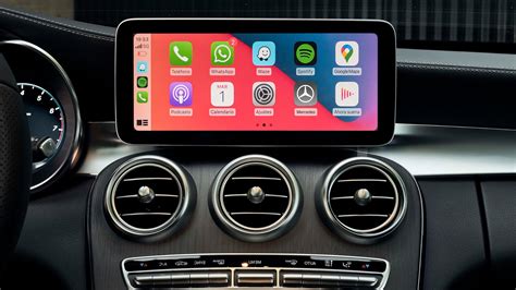 Interfaccia CarPlay su schermo Mercedes