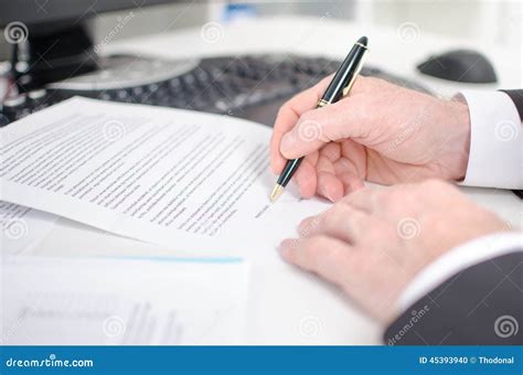 Uomo d'affari che firma un contratto d'acquisto auto