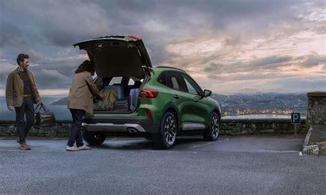 Immagine interna della Ford Kuga con bagagliaio aperto