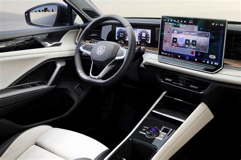 Interni Volkswagen Tayron con doppio schermo