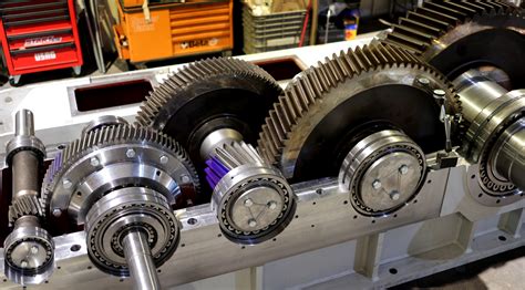 Confronto tecnico tra componenti meccaniche interne di macchine Juki e Janome