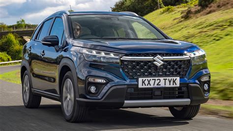 Suzuki S-Cross Hybrid driving