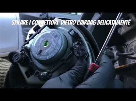 Rimozione del modulo airbag dal volante di una Fiat Punto