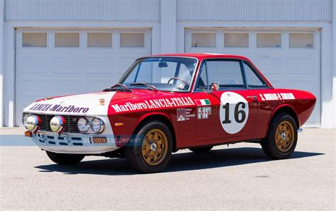Sandro Munari al volante di una Lancia Fulvia Coupé HF con livrea Marlboro