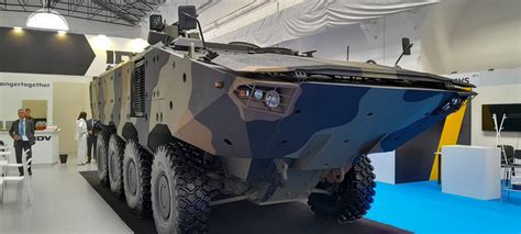 Sezione trasversale di un veicolo blindato che mostra i materiali protettivi